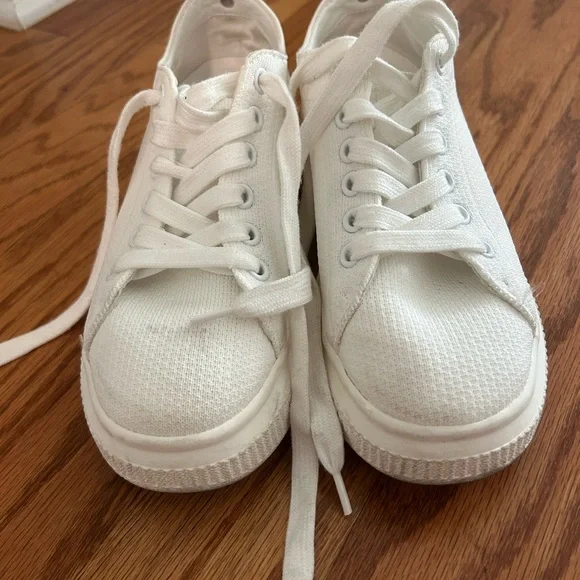 BP Ivory Lace-Up Sneakers - Picture 4 of 5